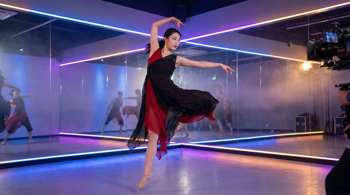 草莓视频舞蹈视频表演